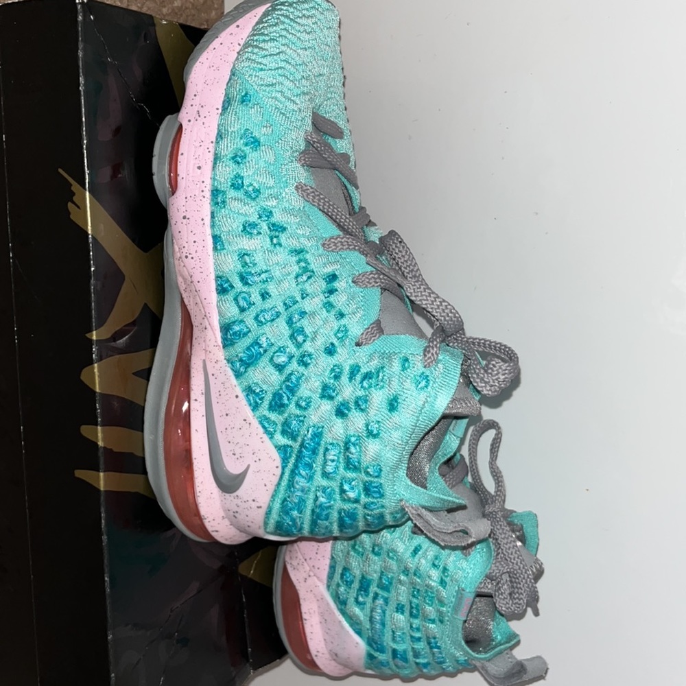 Lebron XVII - Picture 2 of 2